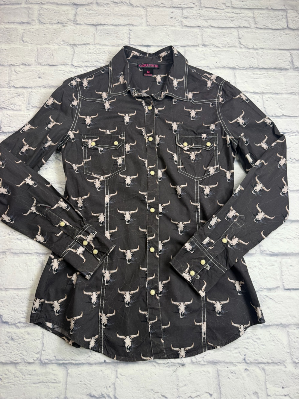 Rock & Roll Cowgirl Black Shirt w/ Cow Skull Print & Pearl Buttons. Size Medium.